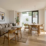 Modernes offenes Wohn- und Esszimmer mit Eichenboden in konsistenter KI-Visualisierung