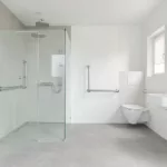 Modernes barrierefreies Badezimmer mit bodengleicher Dusche, Haltegriffen und unterfahrbarem Waschtisch