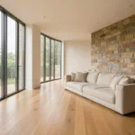 Heller moderner Wohnraum mit Natursteinwand als begehbares KI-Weltmodell